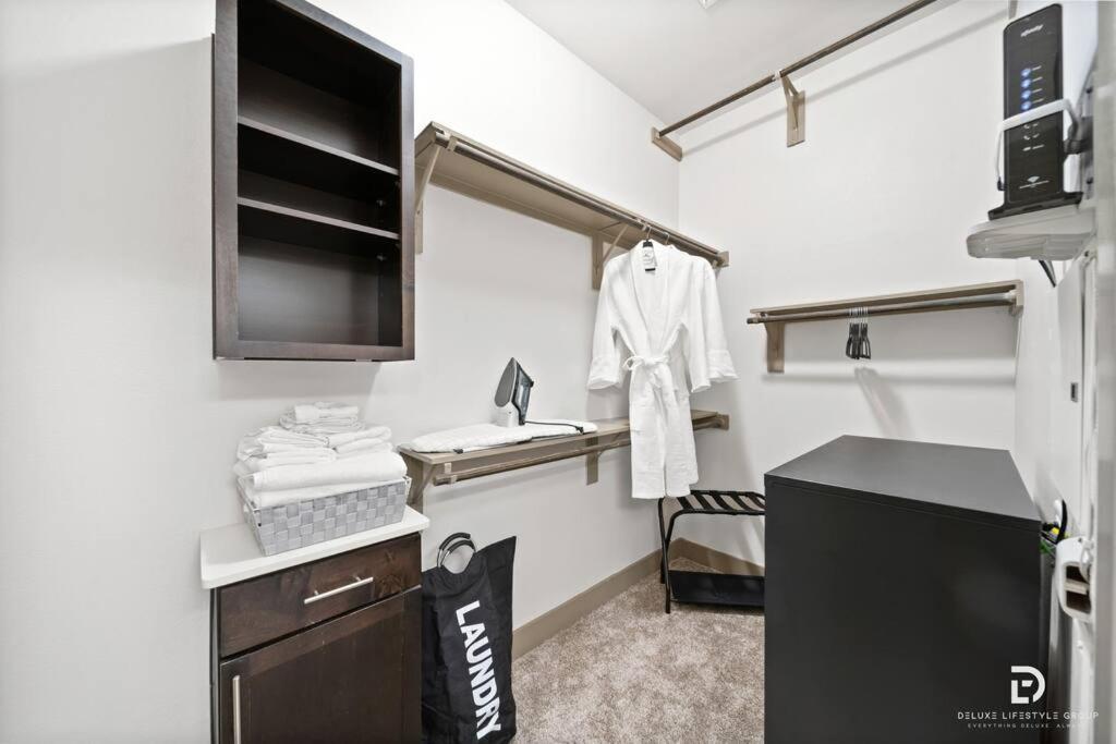 Downtown Houston Deluxe King Suite With Spa Amenities, Pool And Free Parking Esterno foto