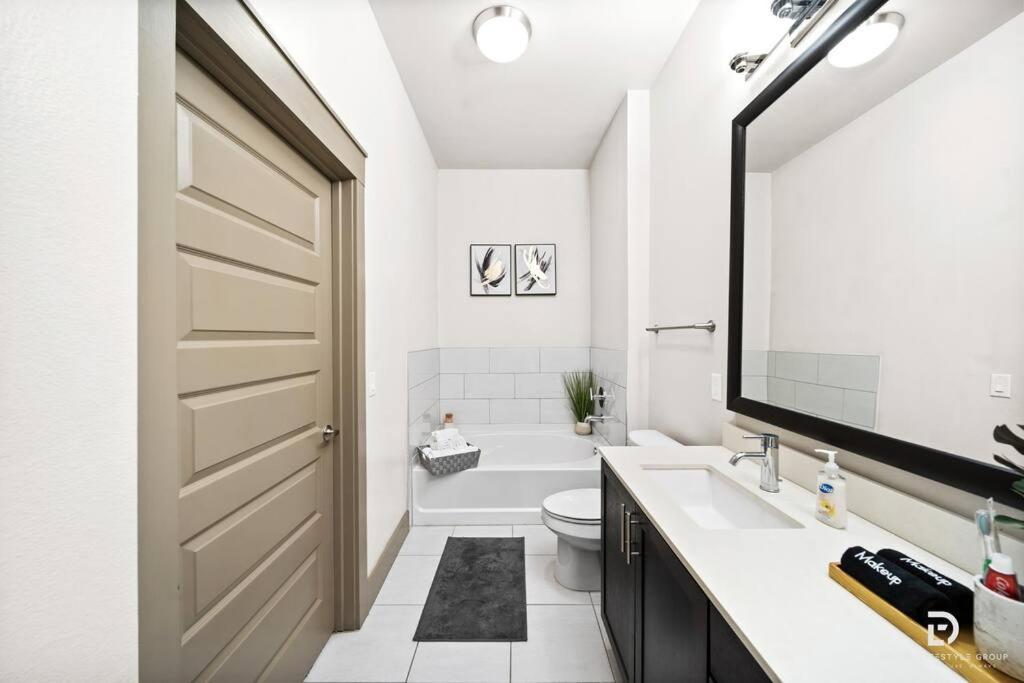 Downtown Houston Deluxe King Suite With Spa Amenities, Pool And Free Parking Esterno foto