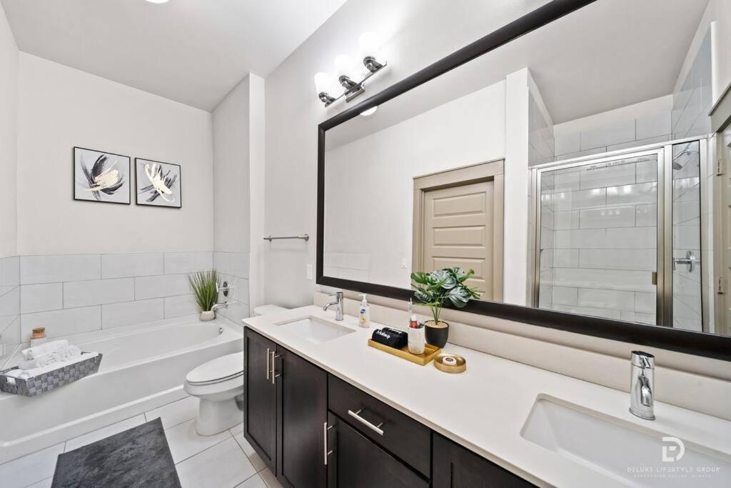 Downtown Houston Deluxe King Suite With Spa Amenities, Pool And Free Parking Esterno foto